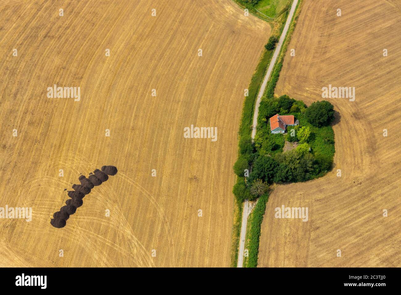 farmhouse in stubble fields, Schlippenweg, 21.07.2019, aerial view, Germany, North Rhine-Westphalia, Ruhr Area, Muelheim/Ruhr Stock Photo