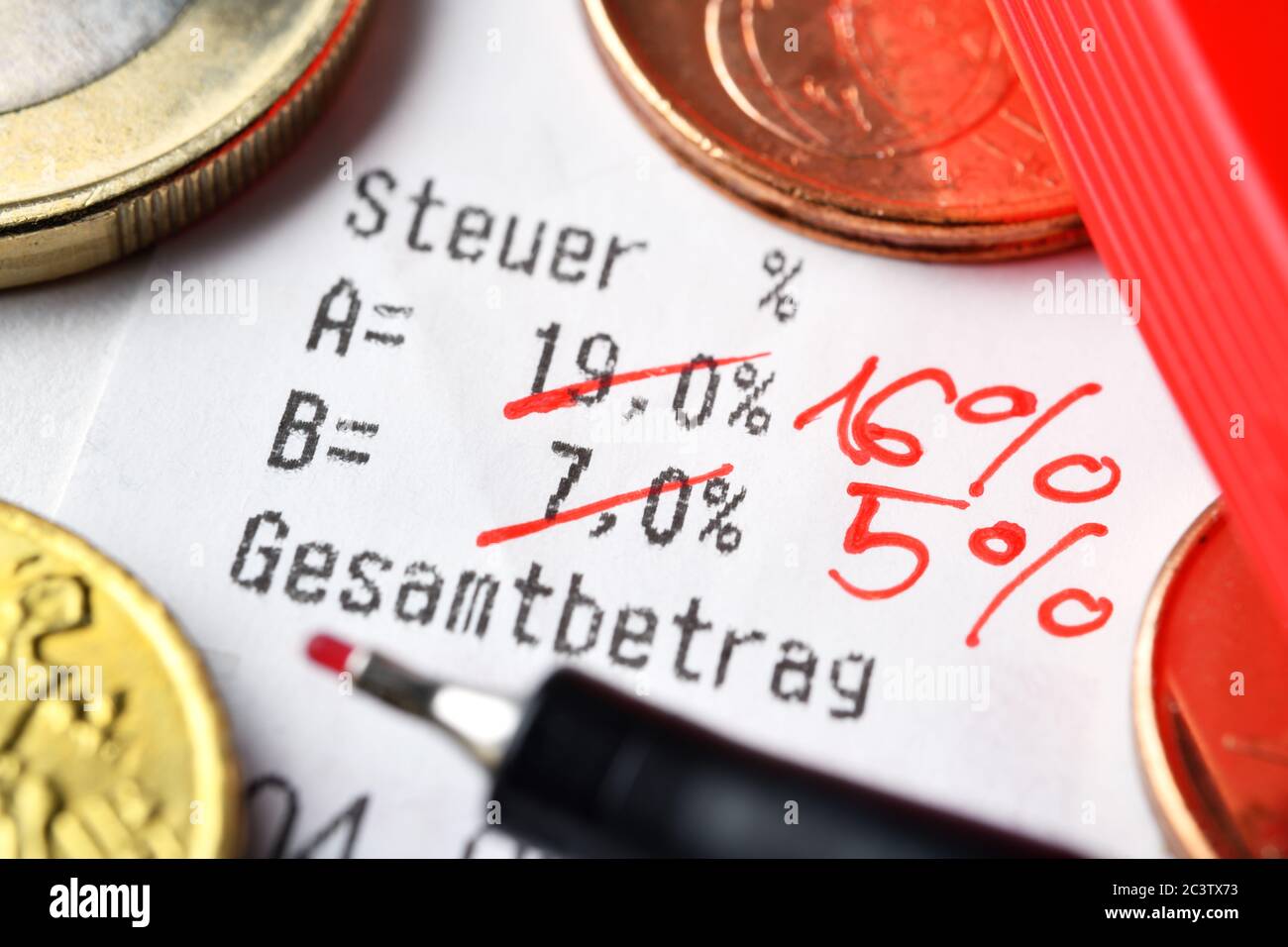 Struck-through rates of VAT on a cash receipt, Symbolfoto for reduced value added tax to stimulate the economy, Durchgestrichene Mehrwertsteuersätze a Stock Photo