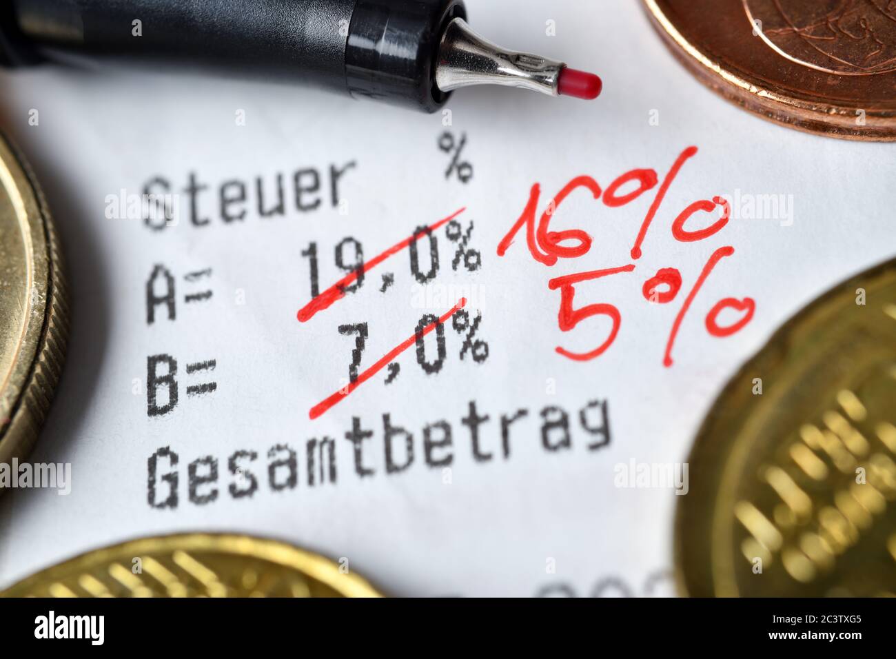 Struck-through rates of VAT on a cash receipt, Symbolfoto for reduced value added tax to stimulate the economy, Durchgestrichene Mehrwertsteuersätze a Stock Photo