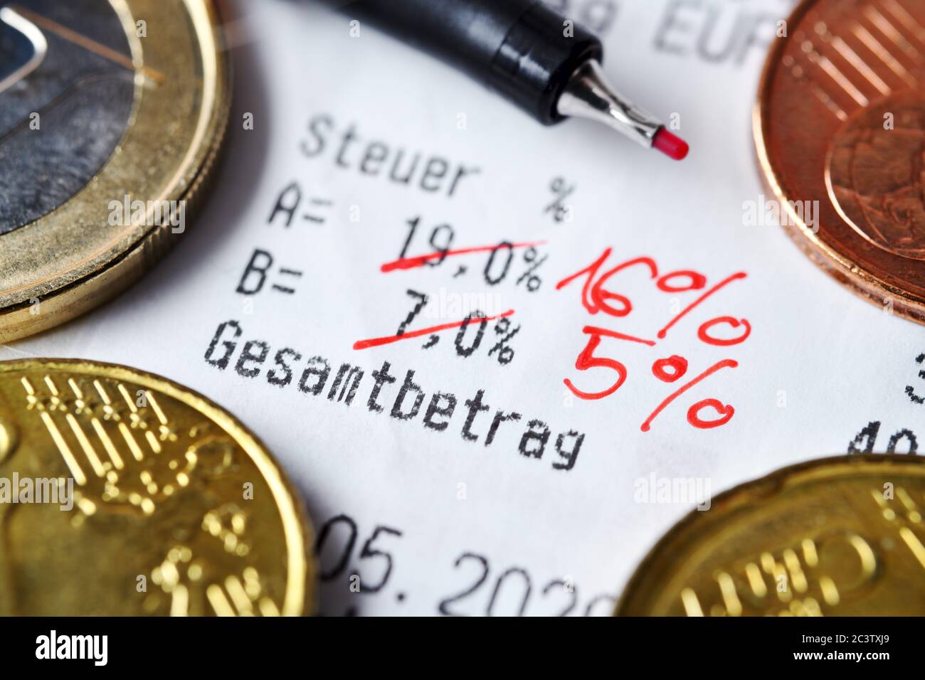 Struck-through rates of VAT on a cash receipt, Symbolfoto for reduced value added tax to stimulate the economy, Durchgestrichene Mehrwertsteuersätze a Stock Photo