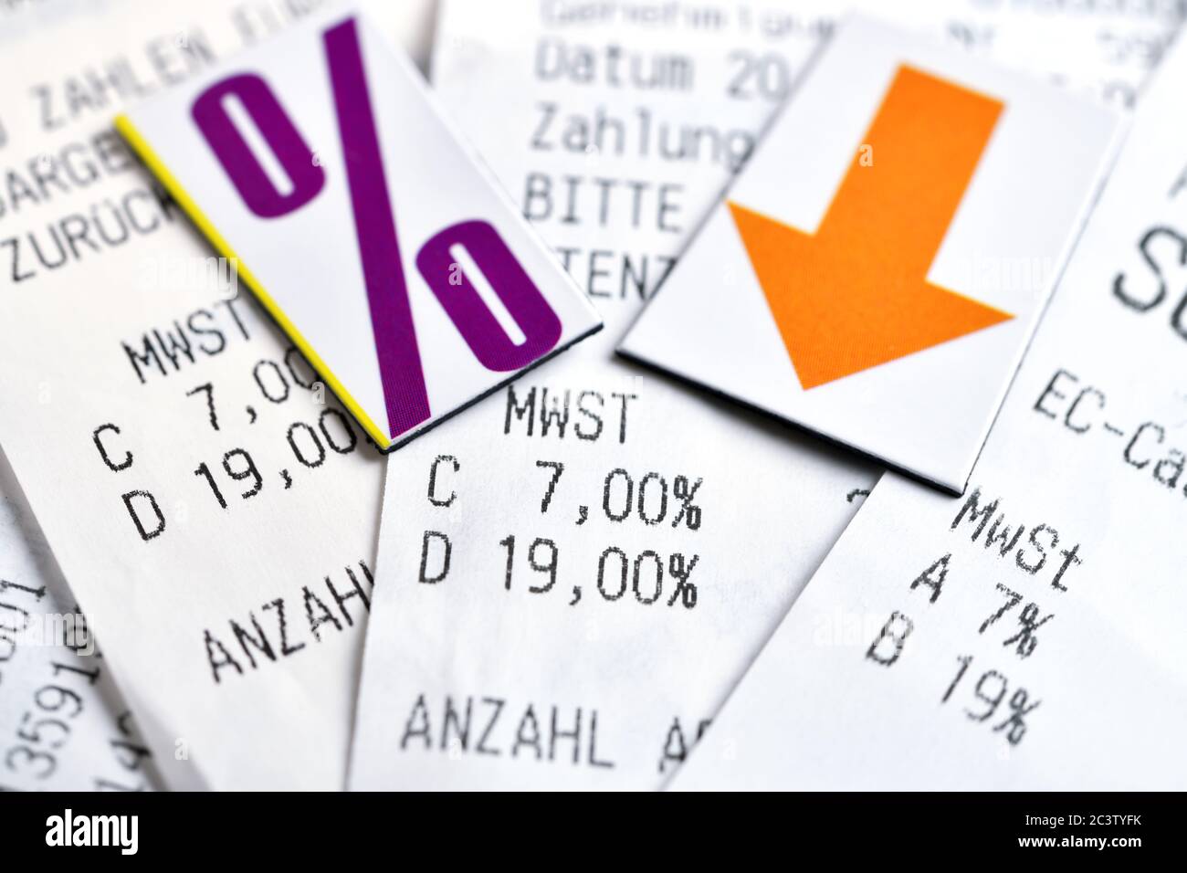 Percent sign and downward pointing arrow on receipts, symbol photo for VAT cut to stimulate the economy, Prozentzeichen und abwärts gerichteter Pfeil Stock Photo