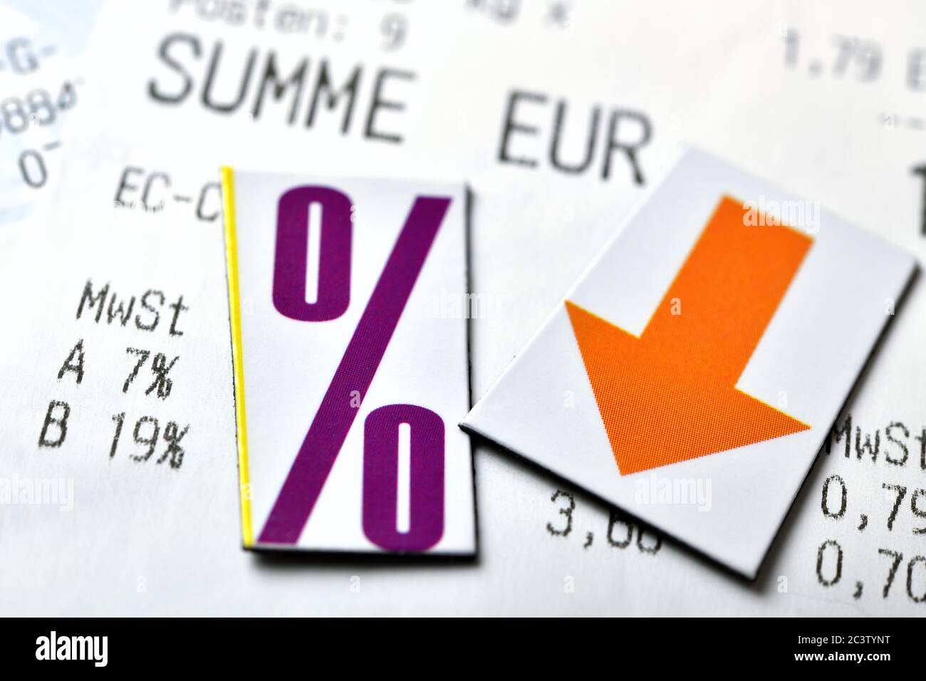 Percent sign and downward pointing arrow on receipts, symbol photo for VAT cut to stimulate the economy, Prozentzeichen und abwärts gerichteter Pfeil Stock Photo