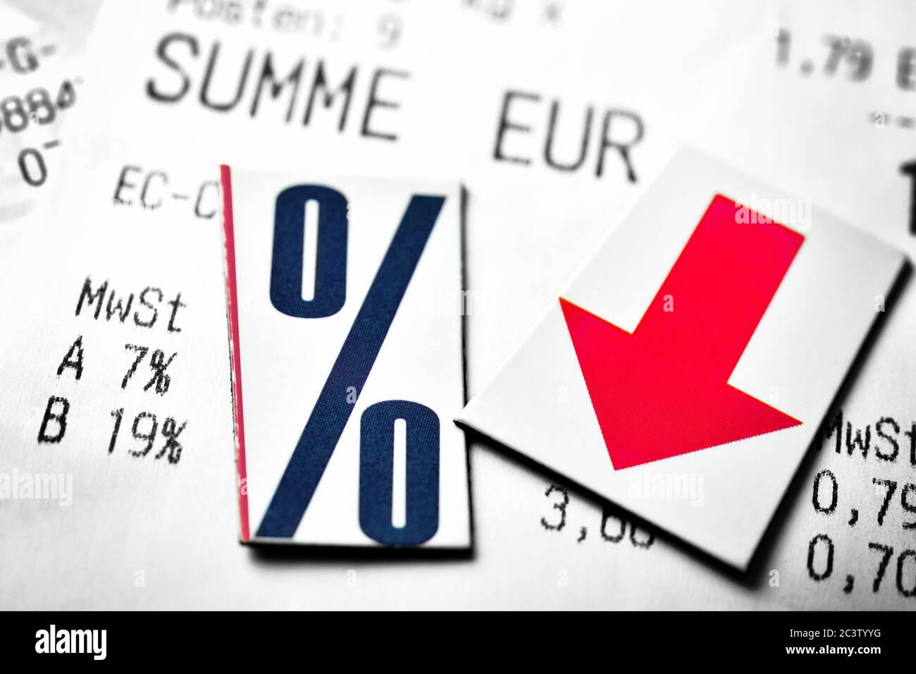 Percent sign and downward pointing arrow on receipts, symbol photo for VAT cut to stimulate the economy, Prozentzeichen und abwärts gerichteter Pfeil Stock Photo