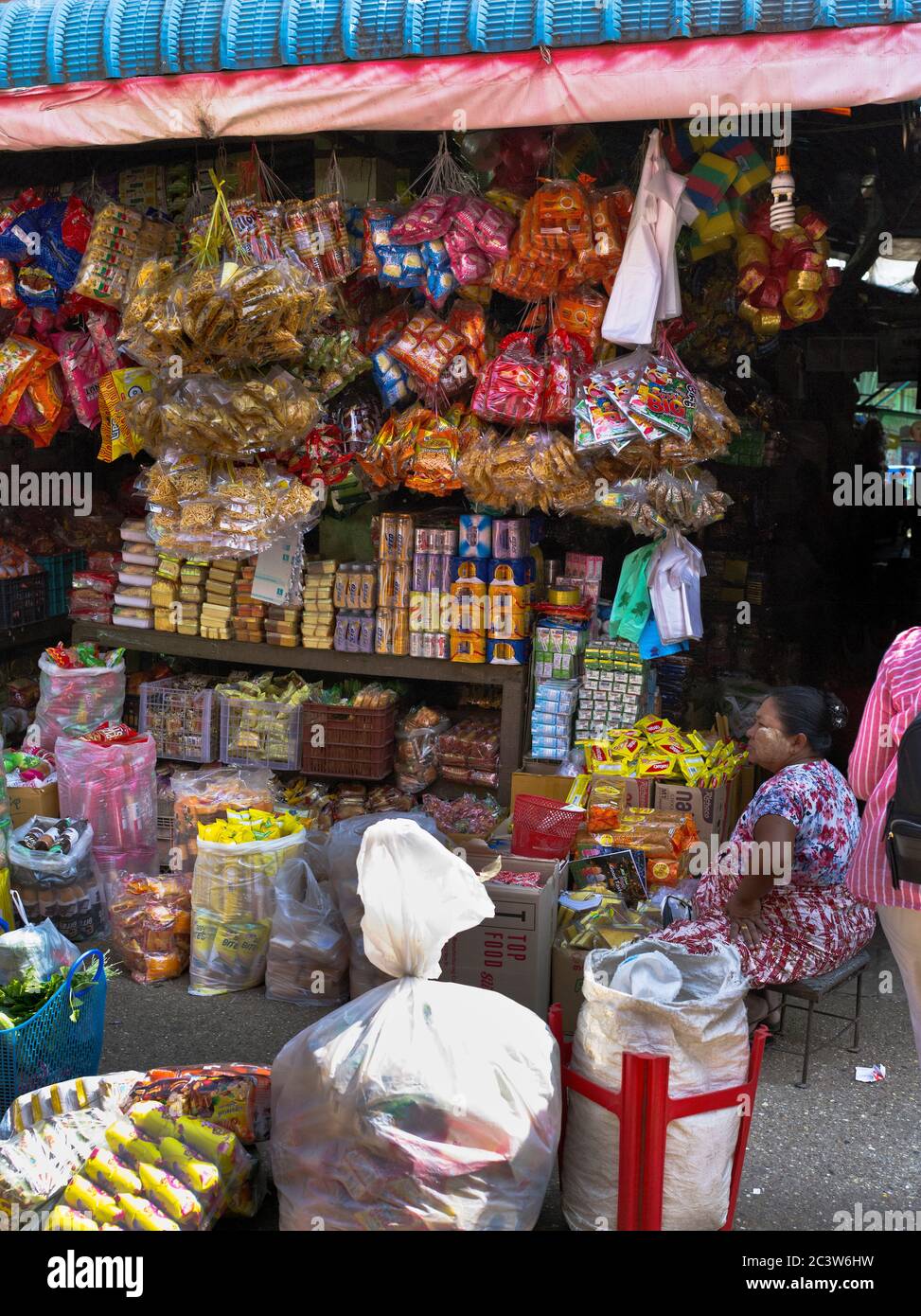 dh Thanlyin Myo Ma Market YANGON MYANMAR Local Burmese woman markets stall seller people Stock Photo