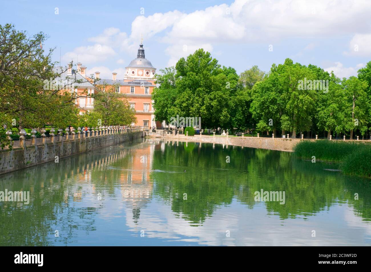Palacio real de aranjuez jardines hi-res stock photography and images ...