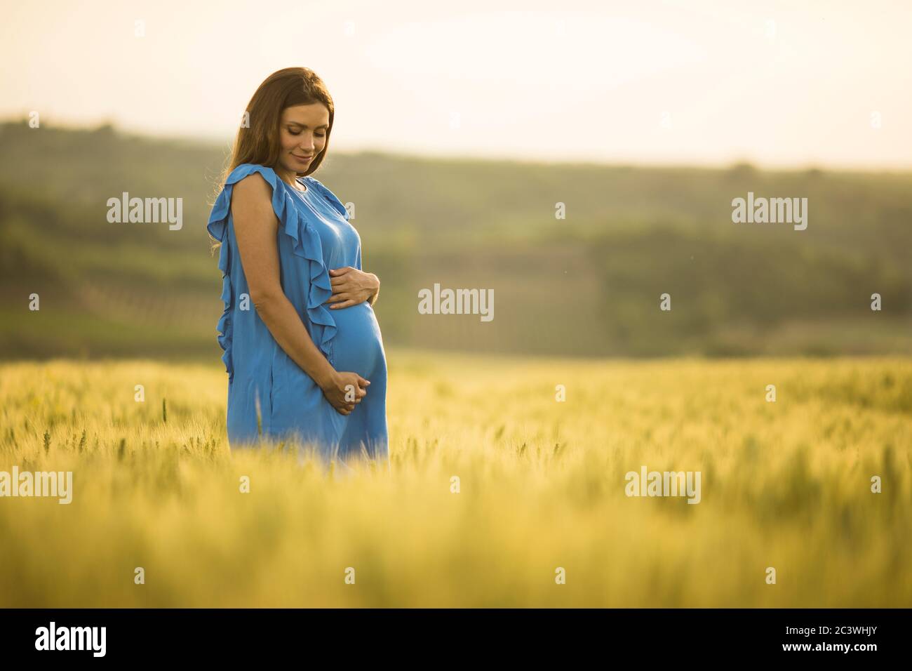 Pregnant woman field hi-res stock photography and images - Alamy