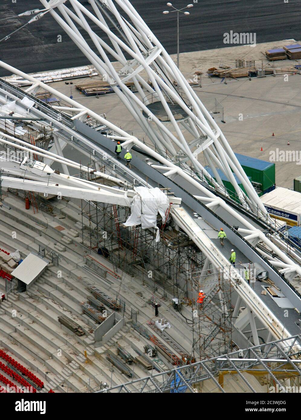 Rebuilding Wembley Stadium. A girder falls from the roof structure and all the construction workers evacuated to safety 20th March 2006. After the old Stock Photo