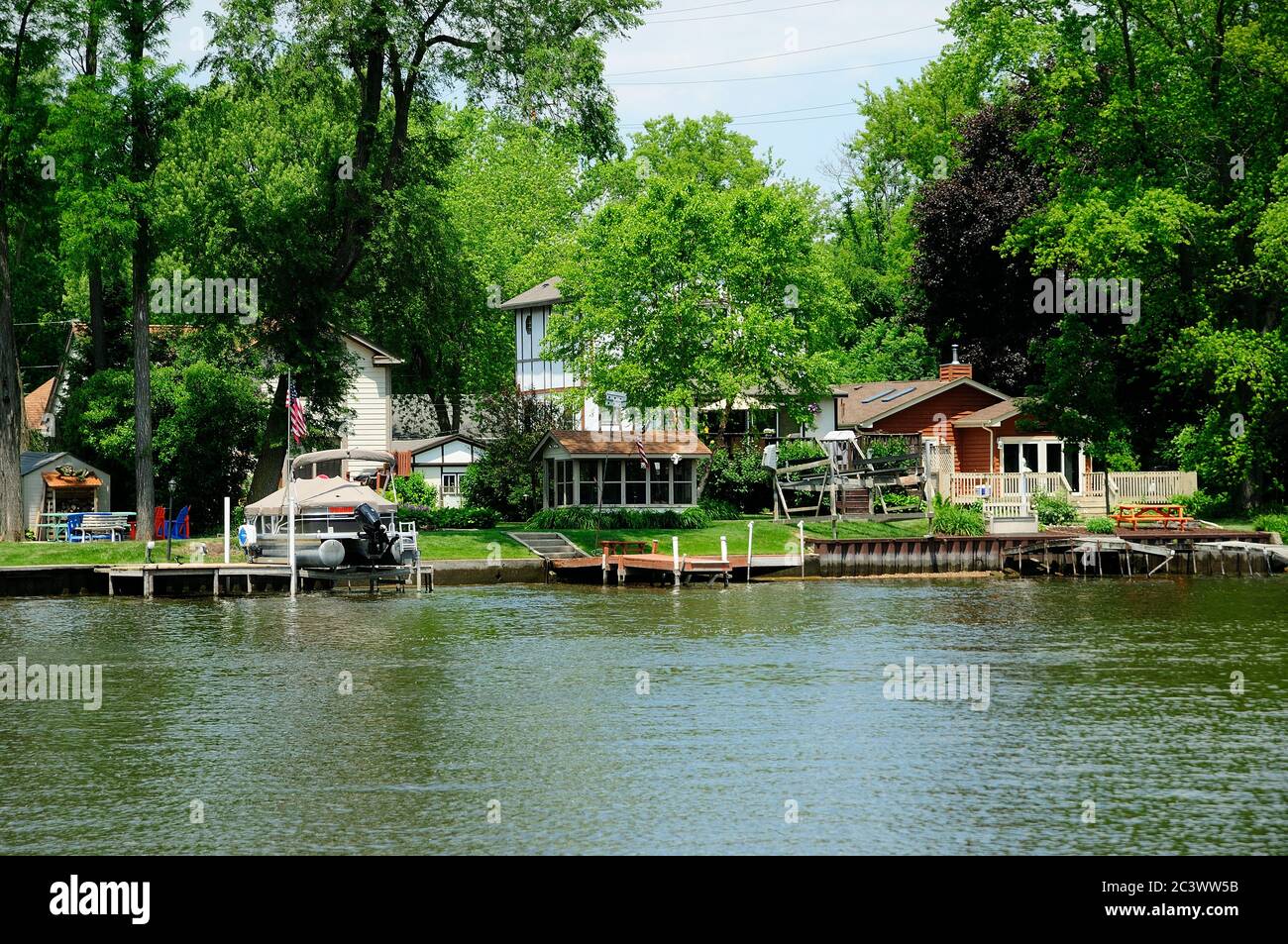 Waterfront cottages along the shore of the Fox River in Northern, Illinois, USA. Stock Photo