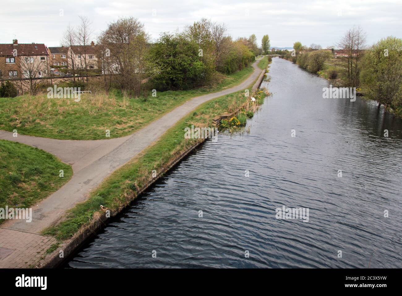 A stretch of the Forth and Clyde canal that runs through the city of Glasgow, is normally busy with joggers, walkers and cyclists; but, because of the coronavirus and Cvid-19 pandemic raging through the UK, is  empty and deserted as there is a lockdown and instructions to stay at home for now. ALAN WYLIE/ALAMY © Stock Photo