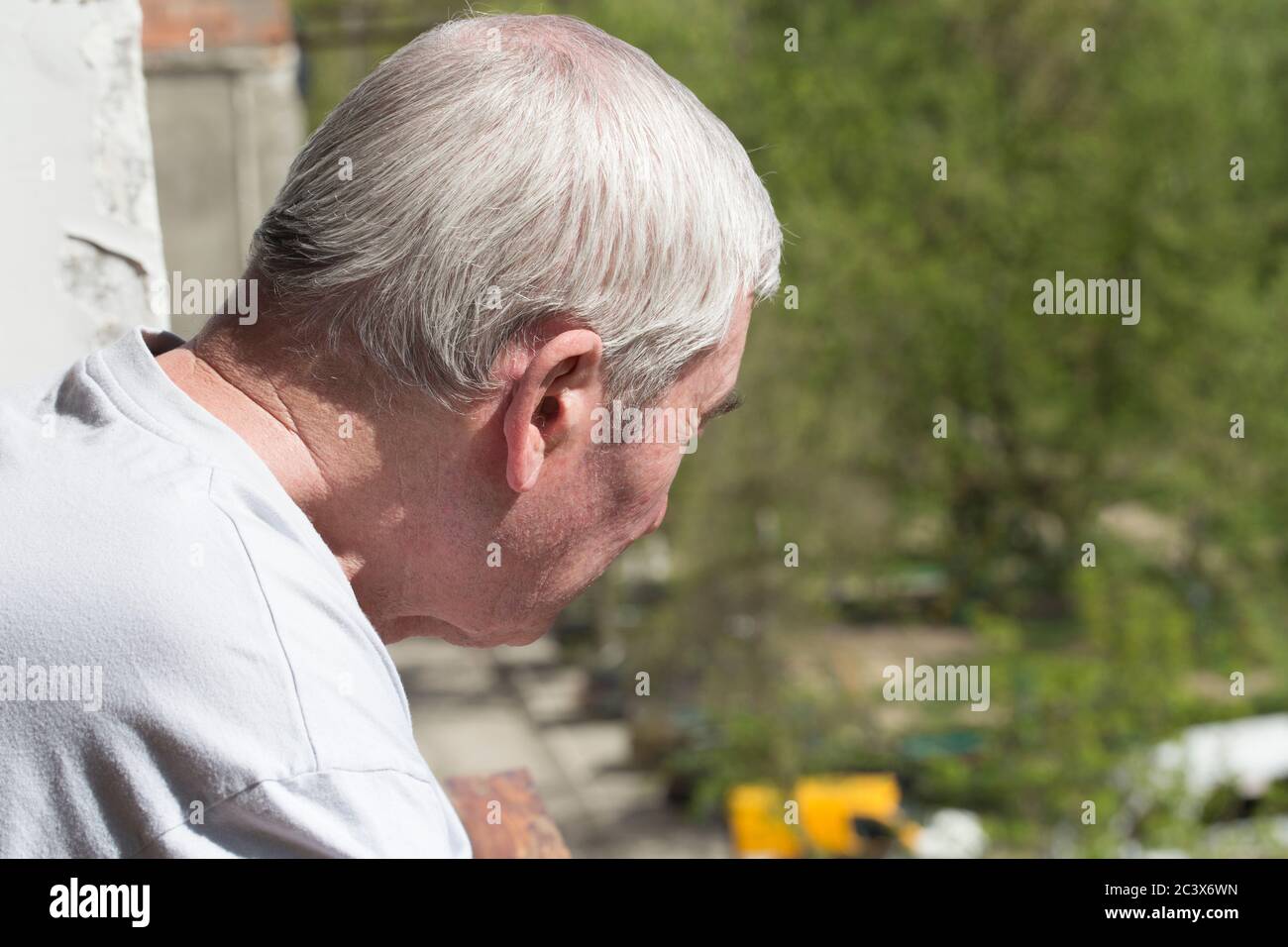 Sad old man hi-res stock photography and images - Alamy