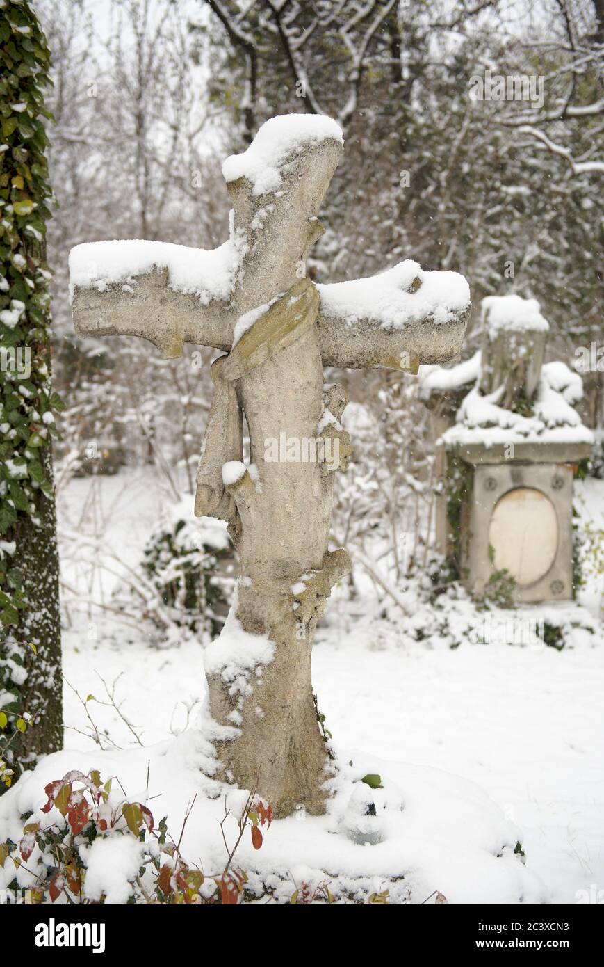 Grabstätte am Wiener Sank Marx Friedhofmit einfachem Kreuz Stock Photo