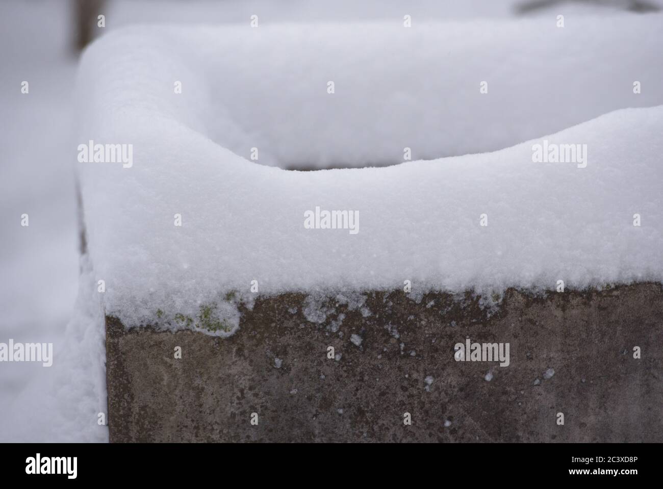 Detailaufnahme eines Brunnen mit Schnee Stock Photo