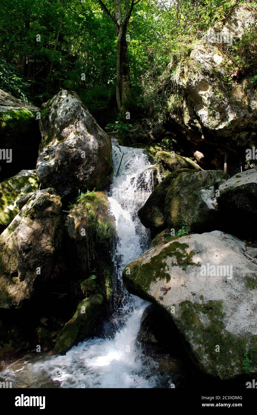 kurzes Stück eines Wasserfalles mit Steinen Stock Photo