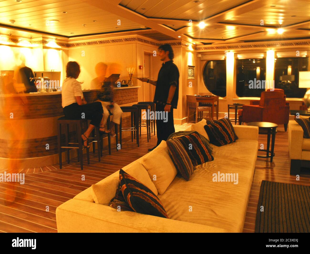Bar del barco Bora Bora Cruises. Islas de la Sociedad. Polinesia Francesa Stock Photo