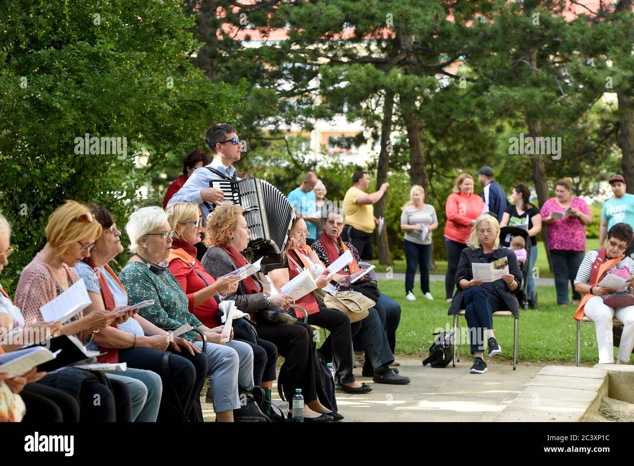 Vienna, Austria. 22nd June, 2020. Members of the 1st Viennese Community Choir sing for residents at a community in Vienna, Austria, on June 22, 2020. Members of the 1st Viennese Community Choir gave a performance at a community in Vienna on Monday, the first time since the lifting of COVID-19 restrictions. The choir, founded in 2008, is composed of ordinary residents. Credit: Guo Chen/Xinhua/Alamy Live News Stock Photo