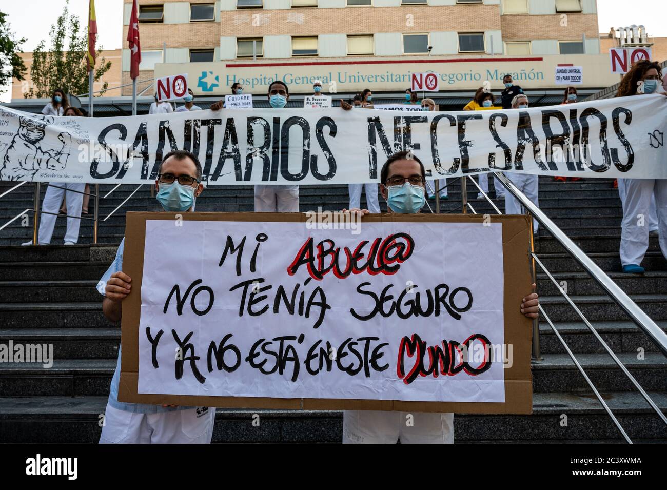 Madrid, Spain. 22nd June, 2020. Madrid, Spain. June 22, 2020. Healthcare workers protesting in Gregorio Marañon Hospital. Healthcare workers are carrying out protests in Hospitals during the coronavirus crisis against the precariousness of their work. Placard reads: My grandfather did not have insurance and is no longer in this world. Credit: Marcos del Mazo/Alamy Live News Stock Photo