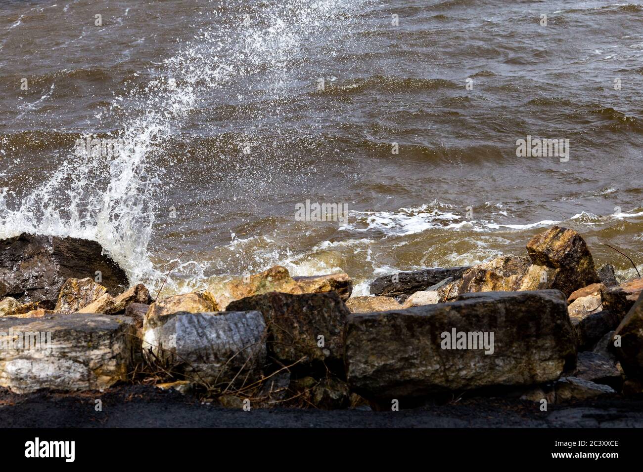 Waves hit rocks hi-res stock photography and images - Alamy