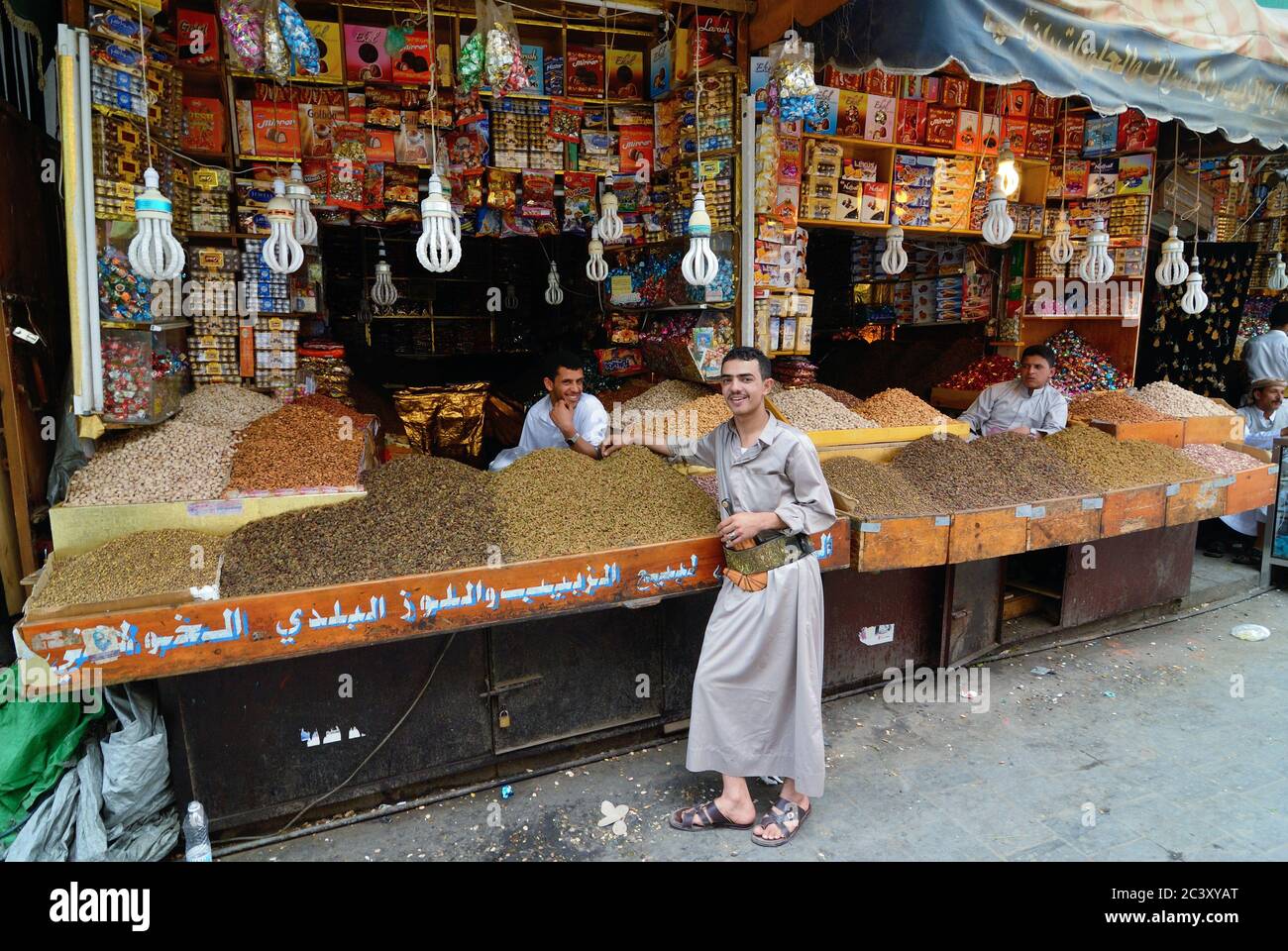 Yemen street central hi-res stock photography and images - Alamy