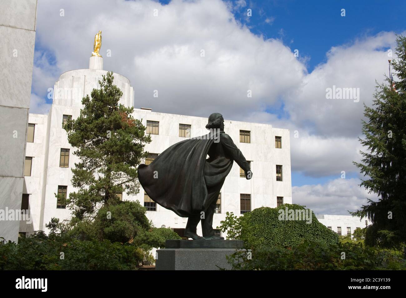 Statue of Dr. John McLoughlin & Oregon state capitol building in Salem Stock Photo Alamy