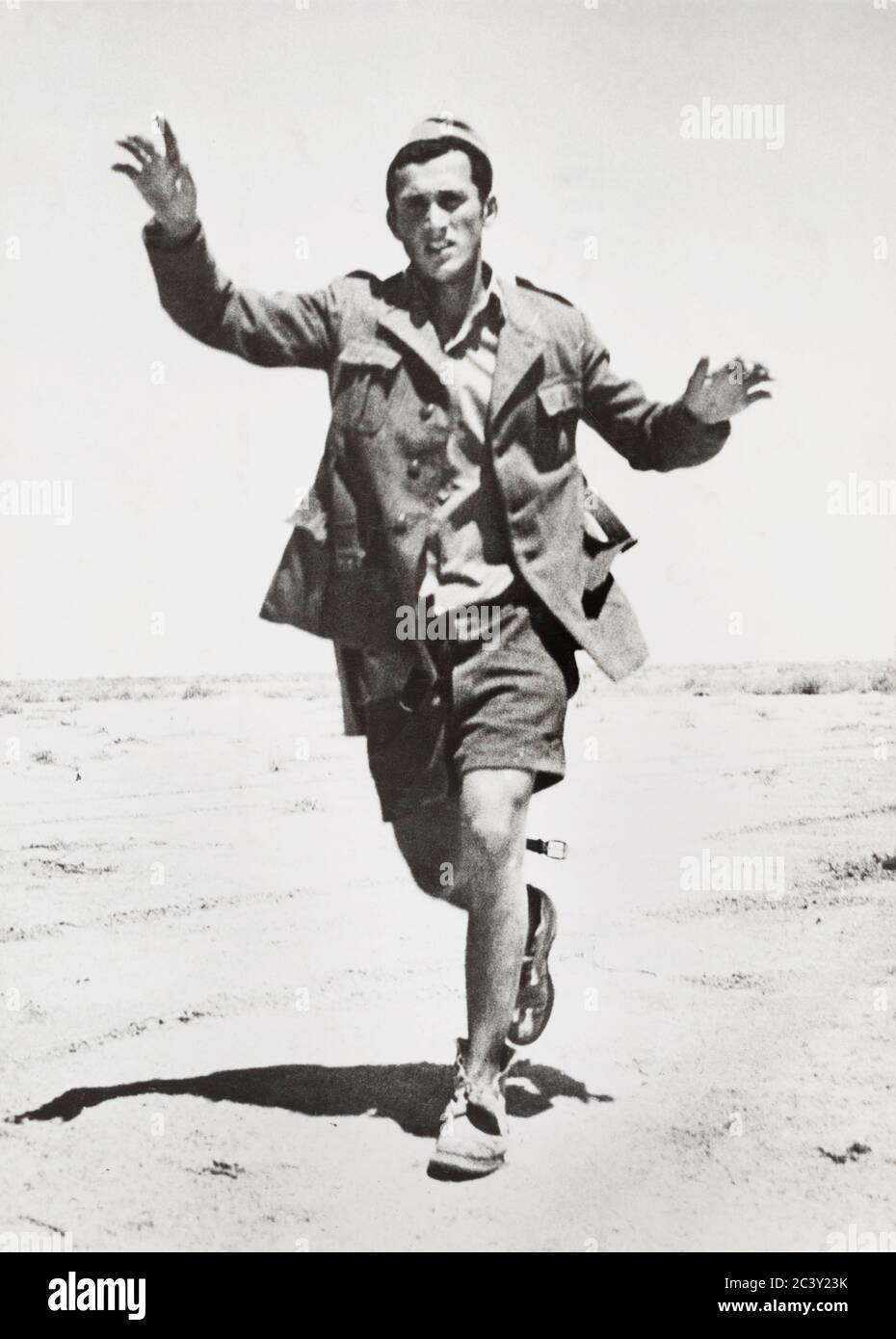 Italian Infantryman Surrendering to British Troops, Libya, British Official Photo, 1941 Stock Photo