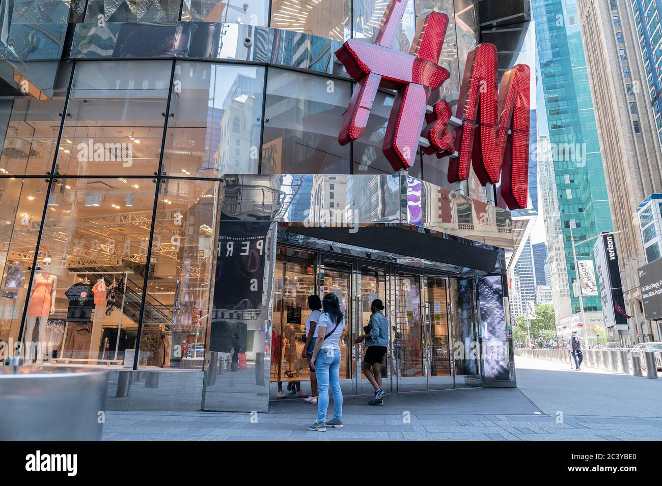 H&m retail clothing store hi-res stock photography and images - Page 9 -  Alamy