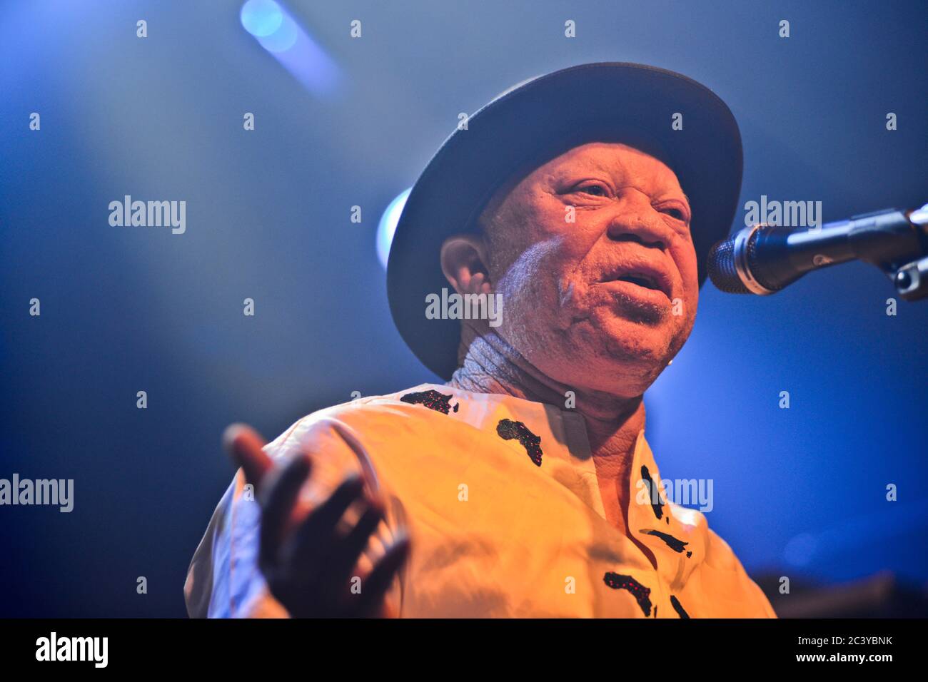 Salif Keita, legendary singer from Mali, performing live Stock Photo