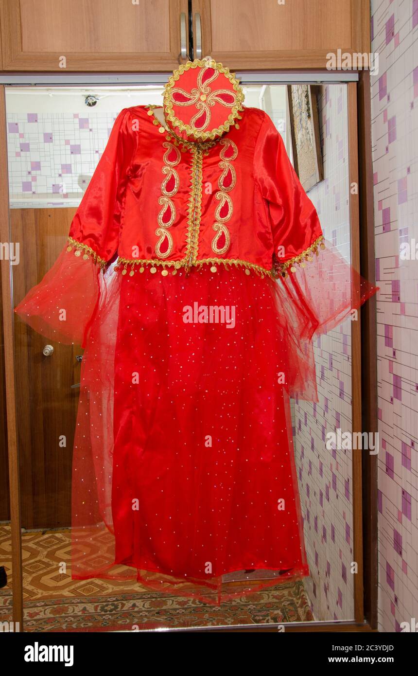Traditional red wedding dress hi-res stock photography and images - Alamy Traditional red wedding dress hi-res stock photography and images - Alamy