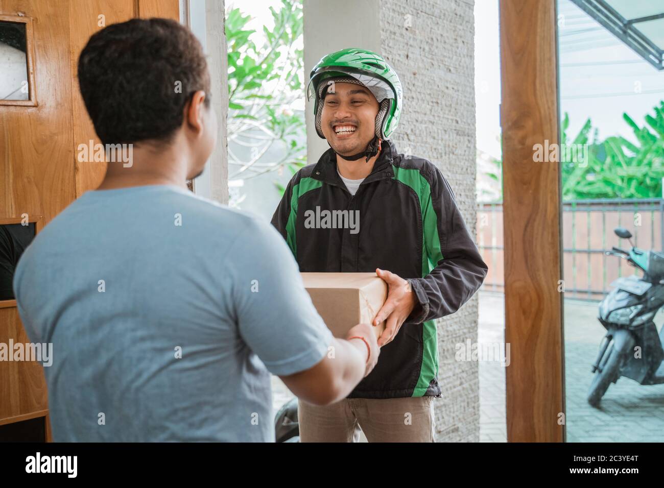 uber driver delivering package to customer at home Stock Photo Alamy