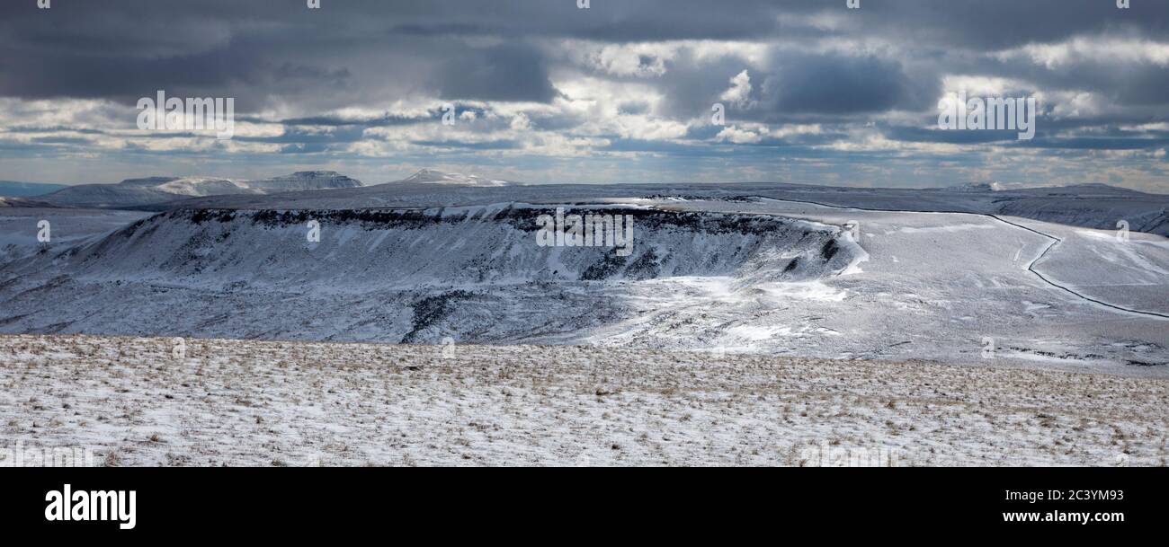 Snowy winter view of Swarth Fell from the slopes of Wild Boar Fell in the Yorkshire Dales National Park Stock Photo