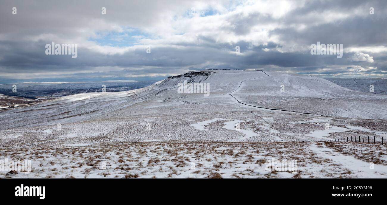Snowy winter view of Swarth Fell in the Yorkshire Dales National Park Stock Photo