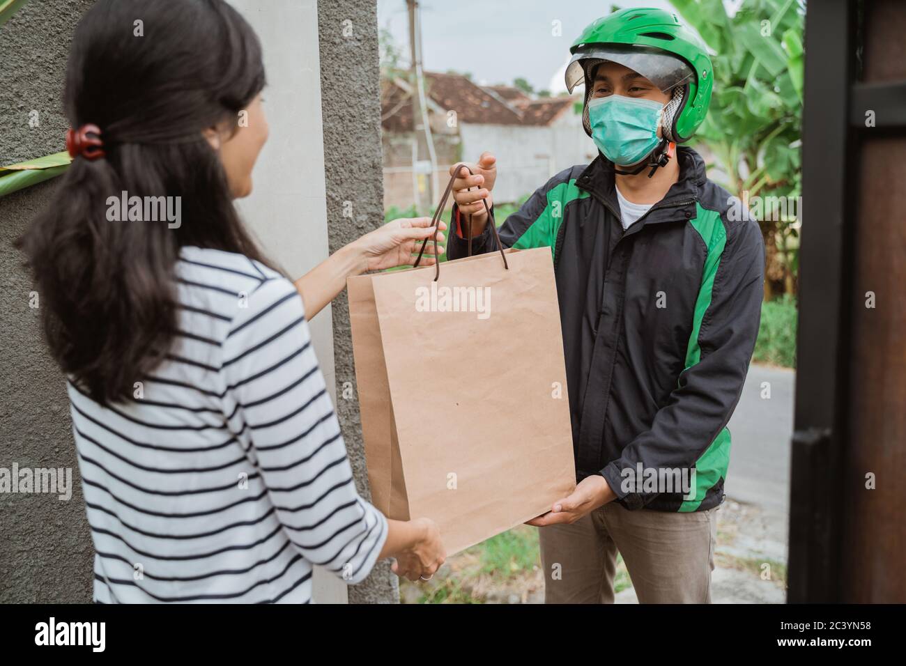 man delivery service uber send shopping bag to customer at home Stock Photo Alamy