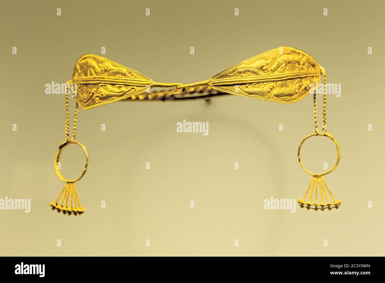 Gold filigree jewellery hi-res stock photography and images - Alamy