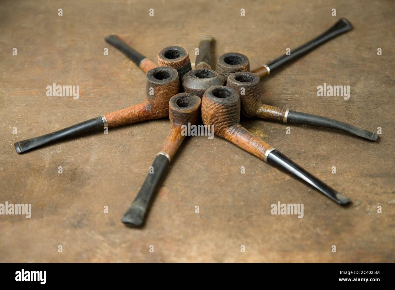 Various used tobacco pipes arranged in a circle Stock Photo Alamy