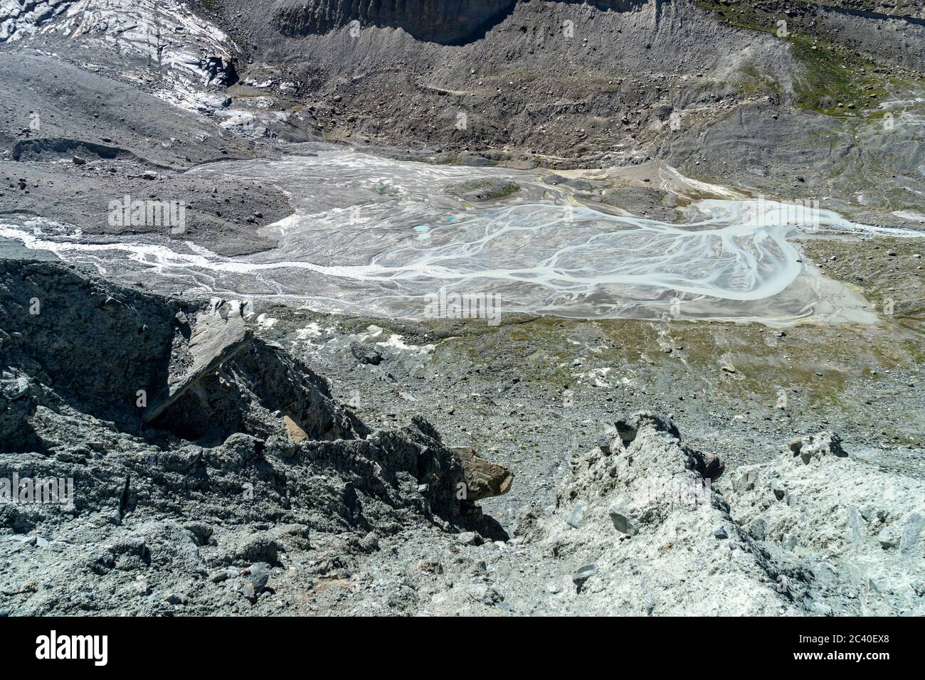 Der Findelbach mäandriert durch das Gletschervorfeld des Findelgletschers, bei Zermatt, Kanton Wallis. Stock Photo