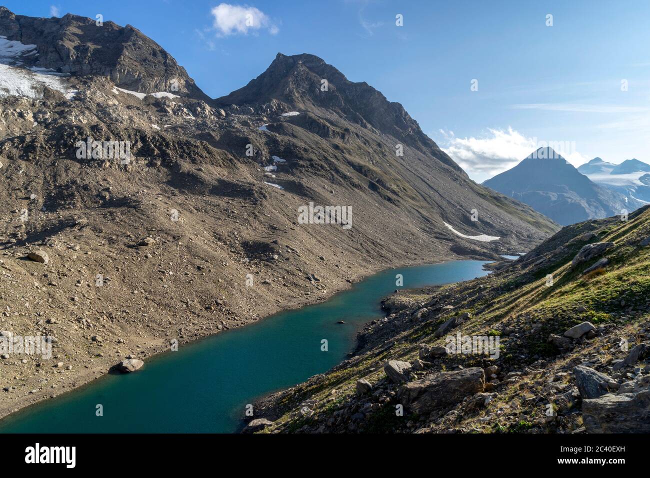 Namenloser See im Val Corno, Kanton Tessin, wenig unterhalb des Cornopass oder Passo del Corno (rechts hinter dem See). Über dem See das Klein Griesho Stock Photo