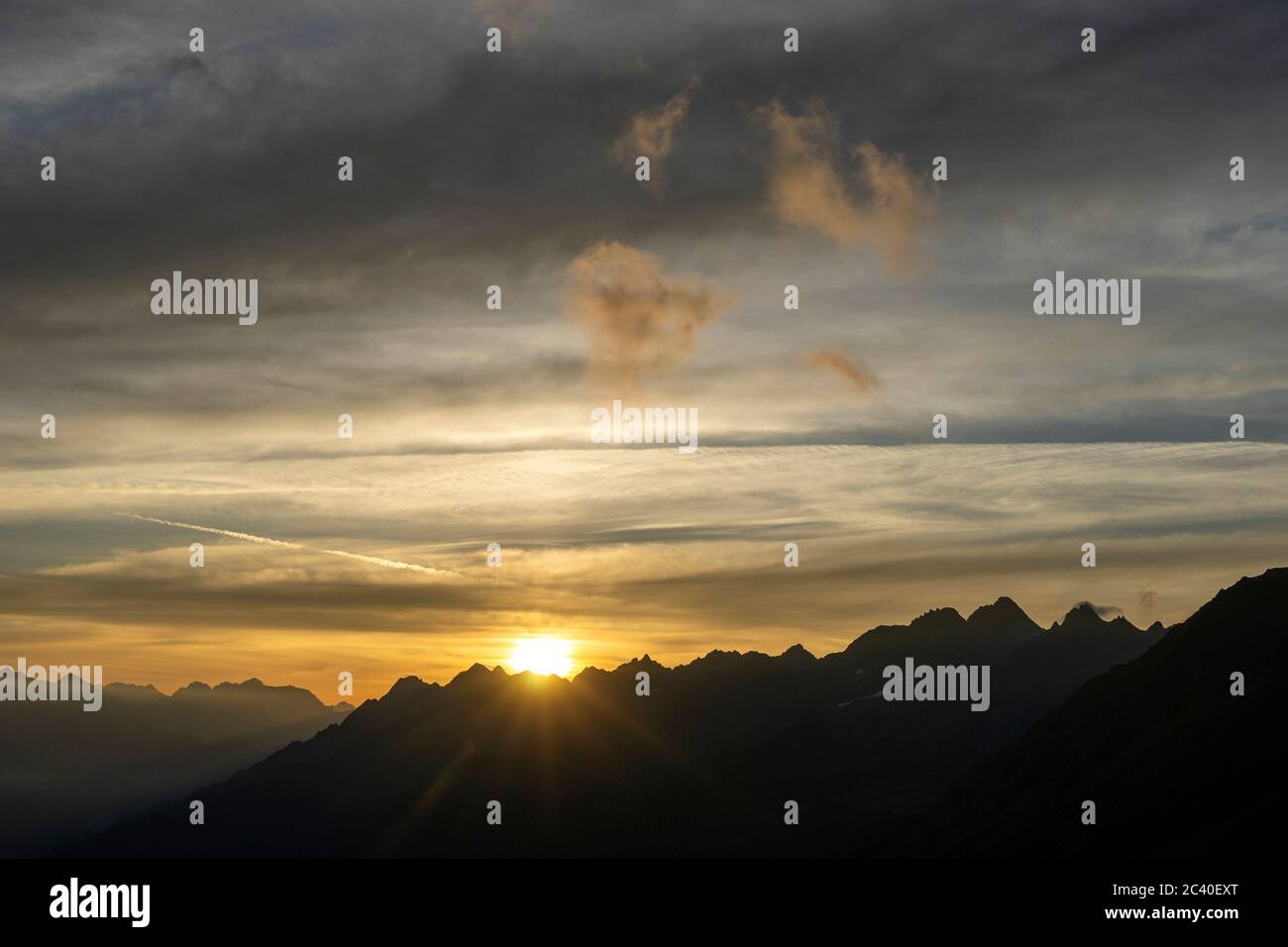 Sonnenaufgang über dem Val Bedretto, Sicht von der Capanna Corno-Gries CAS im Val Corno, Kanton Tessin. Stock Photo