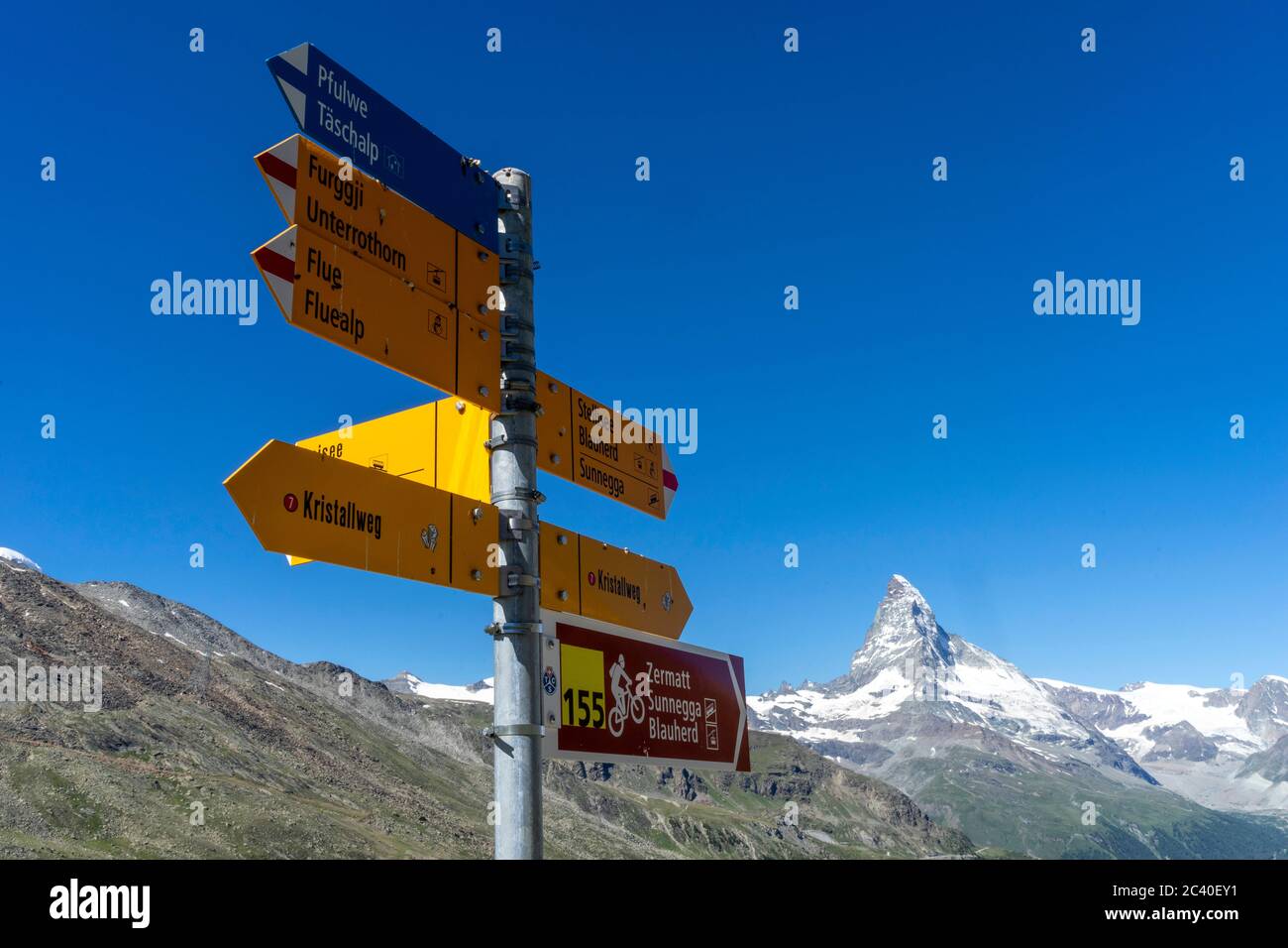 Wegweiser bei der Fluhalp, mit dem Matterhorn, Zermatt, Kanton Wallis. Stock Photo