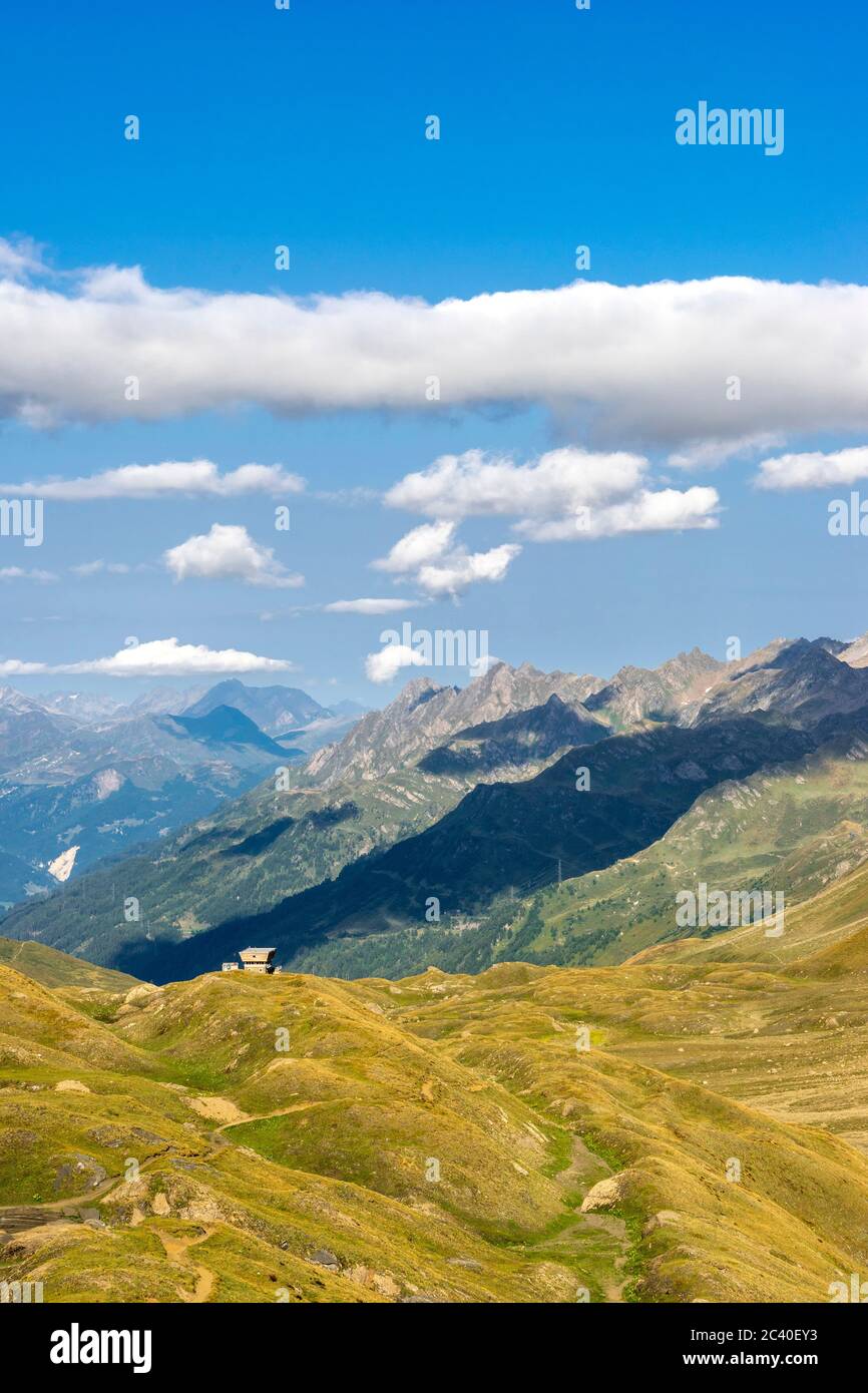 Die Capanna Corno-Gries CAS im Val Corno, Kanton Tessin. Sicht Richtung Val Bedretto. (no property-release) Stock Photo