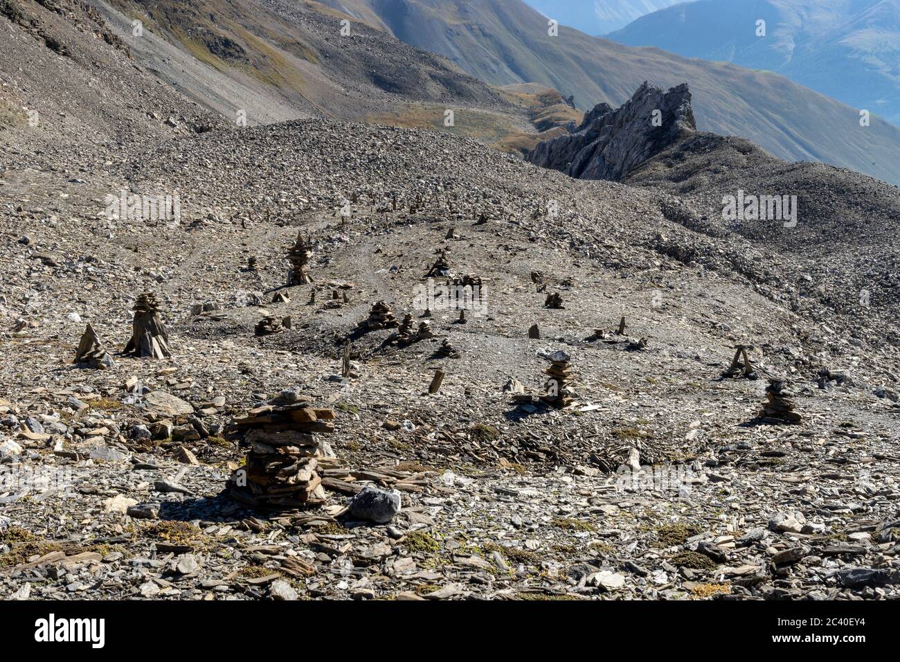 Ein Fläche mit Steinmännern im Val d'Es-cha, dazwischen die feine Wegspur eines Bergwanderweges. Stock Photo