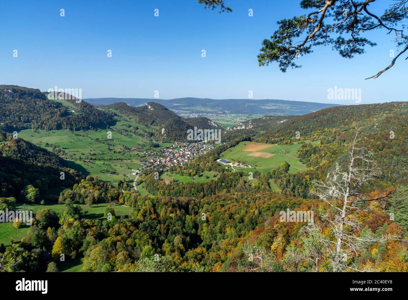 Sicht vom Hörnli nach Erschwil im Solothurner Jura, Schwarzbubenland. Wenig links dahinter der felsige Chienberg. Ganz hinten das basel-landschaftlich Stock Photo