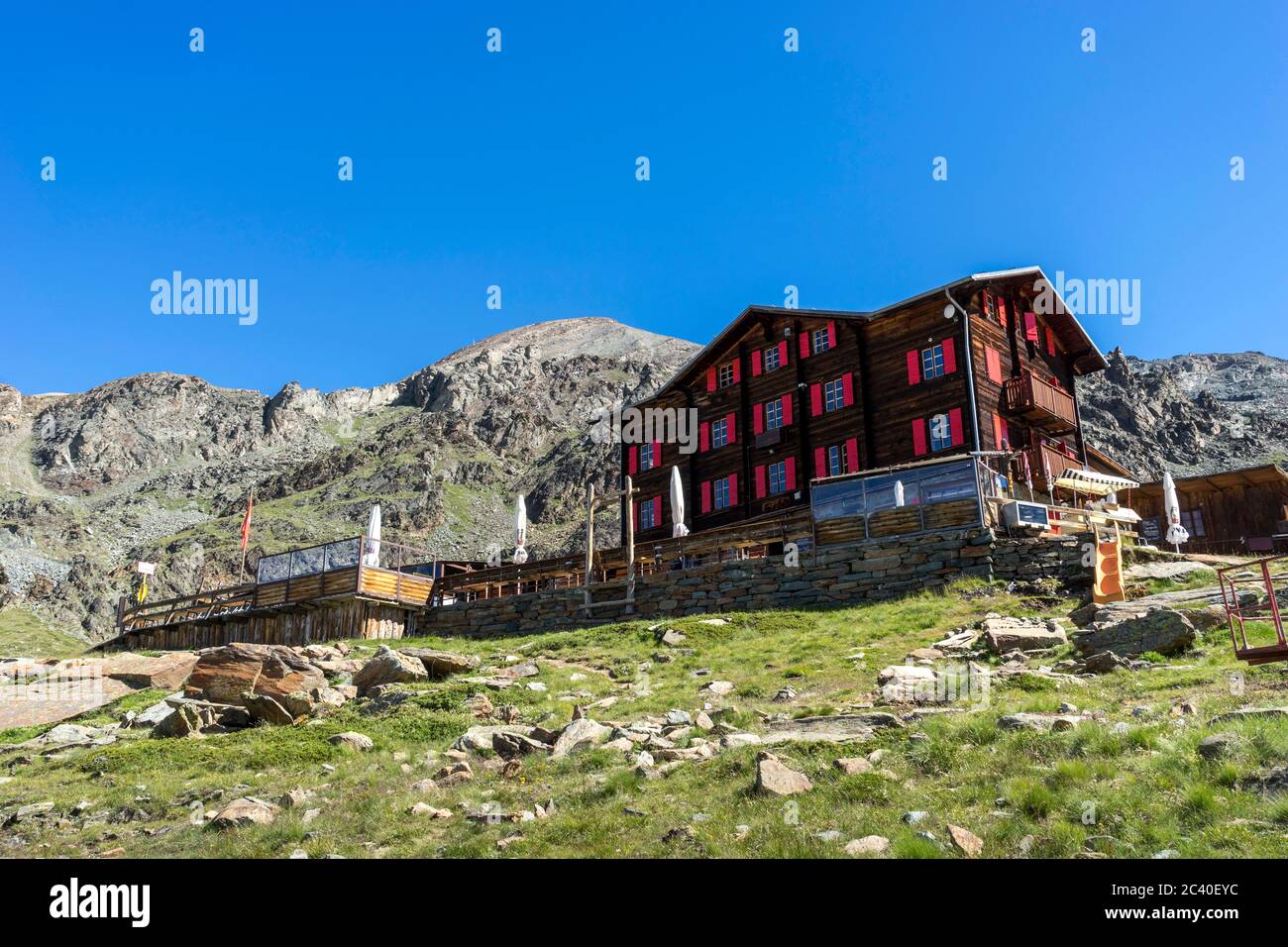 Des Berghaus Fluhalp bei Zermatt, Kanton Wallis, dahinter das Oberrothhorn. (no property-release) Stock Photo