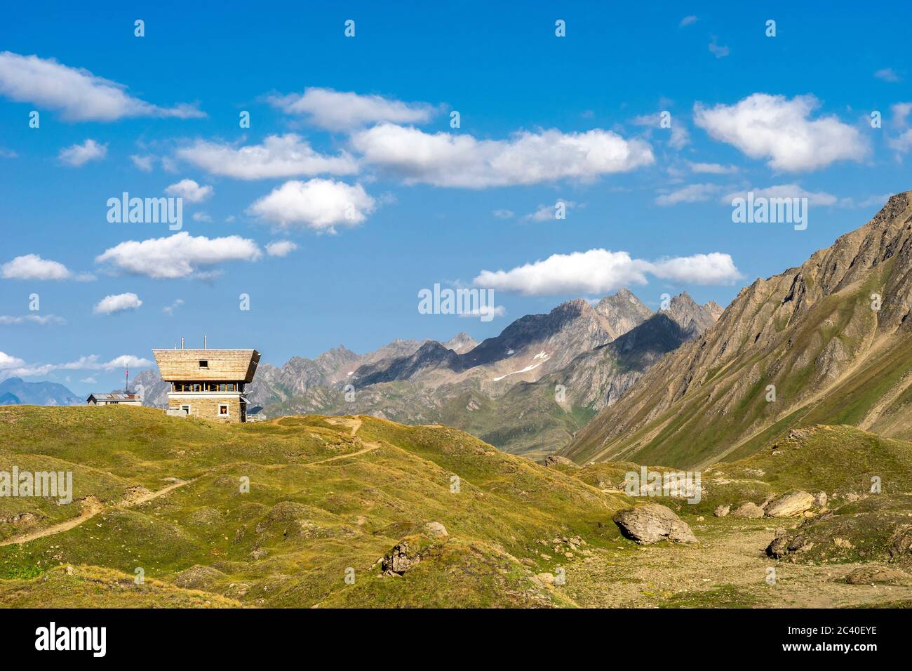 Die Capanna Corno-Gries CAS im Val Corno, Kanton Tessin. Sicht Richtung Val Bedretto. Hinten von rechts Pizzo Grandinagia und Poncione di Valleggia. ( Stock Photo