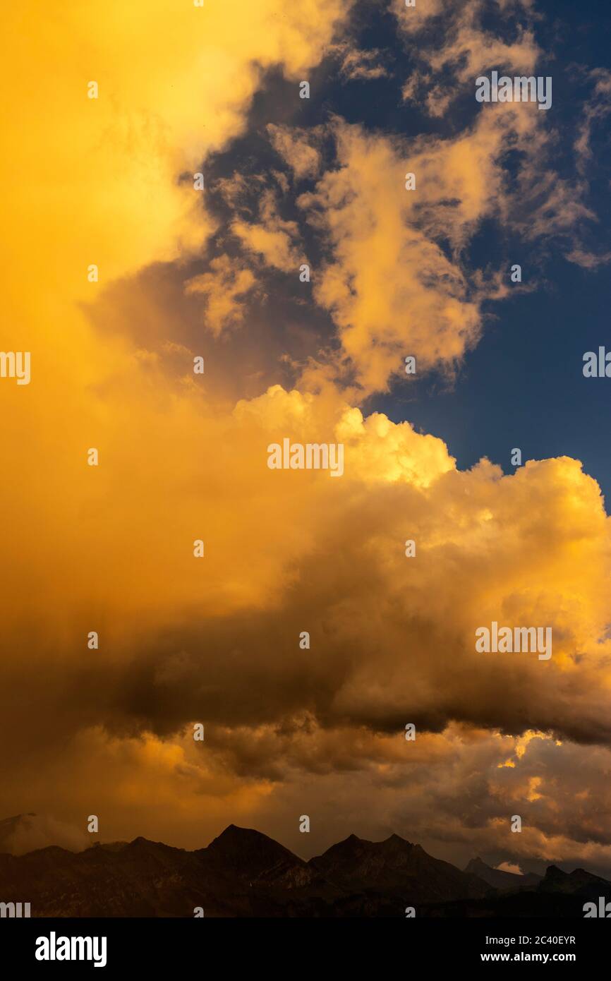 Gewitterwolken nach einem abendlichen Gewitter über dem Berner Oberland. Morgenberghorn, First, Dreispitz, Ärmighorn, Wetterlatte (von links). Sicht v Stock Photo