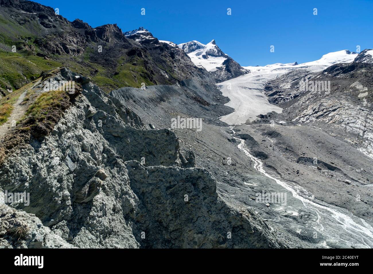 Der zurückschmelzende Findelgletscher lässt eine Landschaft von Moränen und Geröll zurück.  Hinten das markante Adlerhorn und links davon das Strahlho Stock Photo