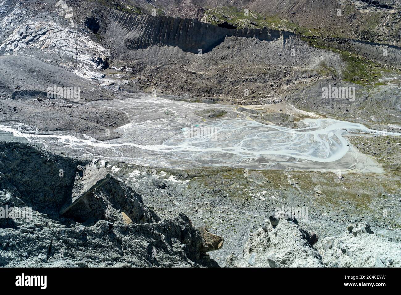 Der Findelbach mäandriert durch das Gletschervorfeld des Findelgletschers, bei Zermatt, Kanton Wallis. Stock Photo