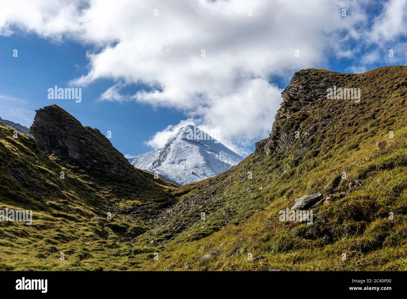 Der Mutter mit erstem Schnee des Herbstes, Val Maisas, Samnaun, Kanton Graubünden. Stock Photo