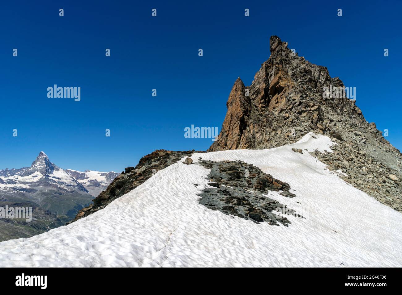 Die Spitze Fluh bei der Pfulwe (Pass) oberhalb der Fluhalp, bei Zermatt, Kanton Wallis. Links das Matterhorn. Stock Photo