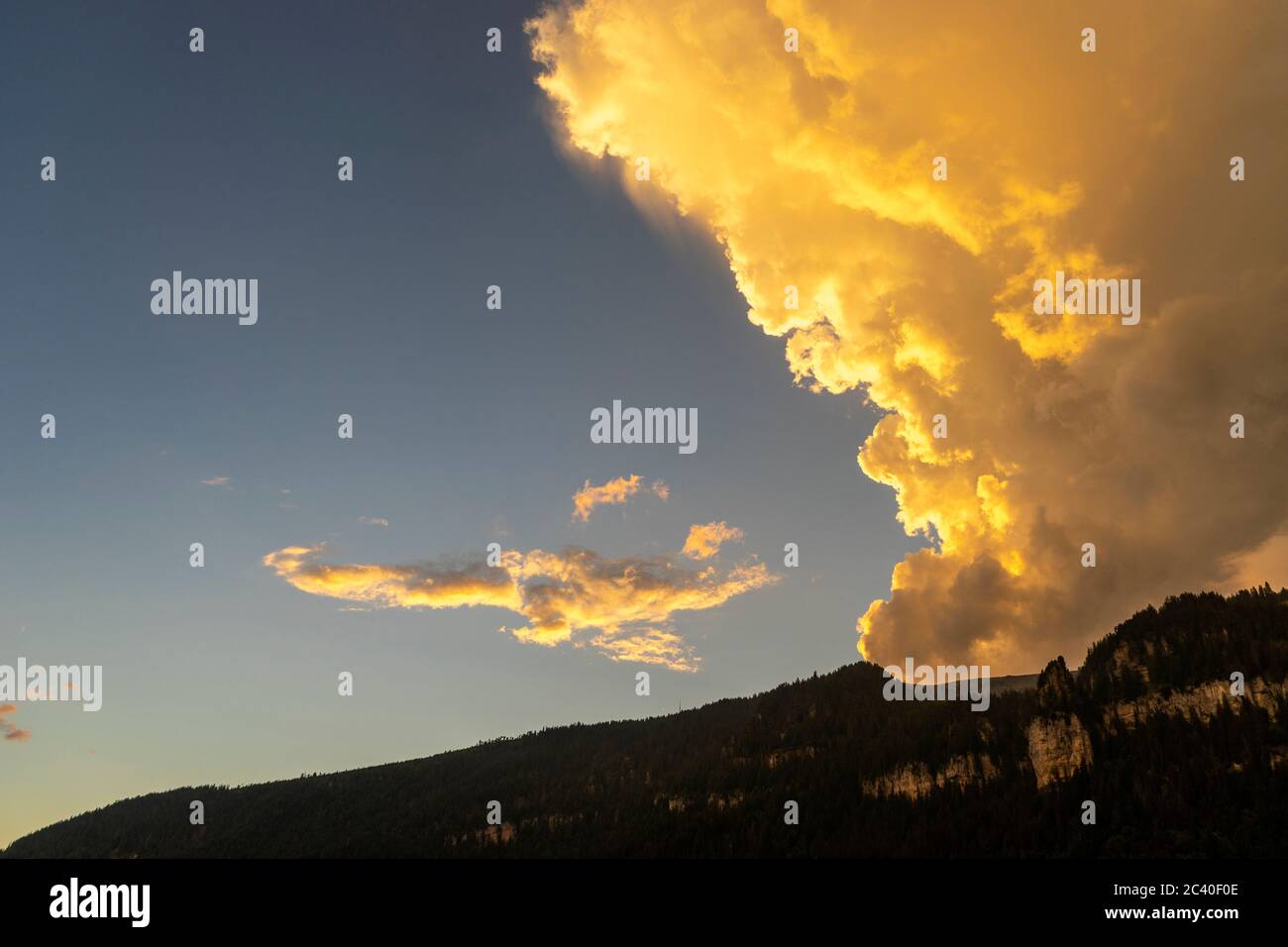 Gewitterwolken und Wolkengesicht nach einem abendlichen Gewitter über dem Berner Oberland. Niederhorn bei Beatenberg und die felsige Bireflue. Stock Photo