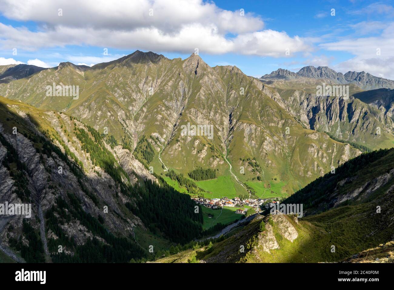 Das Dorf Samnaun, Unterengadin, Kanton Graubünden. Darüber der Piz Ot. Hinten rechts Flimspitz, Bürkelkopf und Bürkelspitzen (von links) auf der Grenz Stock Photo