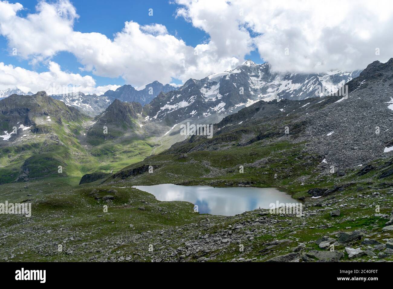 Der See Goli des Otanes im Val de Bagnes, Kanton Wallis. Links im MIttelgrund der Col des Avouillons Stock Photo